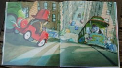 Straßenszene aus dem Bilderbuch: Oscar saust als Feuerwehrmann im kleinen roten Auto die Hügelstraßen hinunter