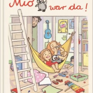 Bilderbuch: Mio war da! Stoffpinguin in einer Hängematte mit zwei fröhlichen Mädchen